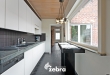 Licht op te frissen woning op een ruim perceel te centrum Roeselare!