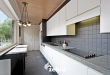 Licht op te frissen woning op een ruim perceel te centrum Roeselare!