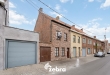 Licht op te frissen woning op een ruim perceel te centrum Roeselare!