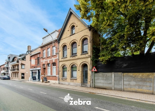 Te renoveren burgerhuis met garage in centrum Lauwe