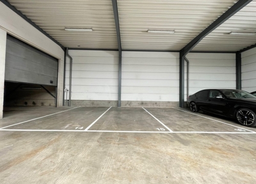 Autostaanplaats in ruime loods te Meulebeke