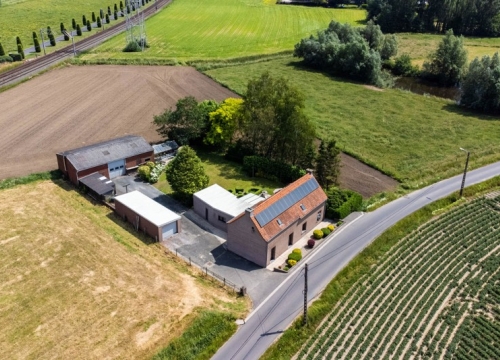 Vrijstaande woning met loods op een perceel van 1062 m² centraal gelegen tussen Tielt en Pittem!