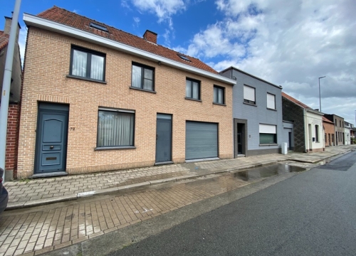 Instapklare ruime woning met tuin, uitweg achteraan en 4 slaapkamers te Roeselare!