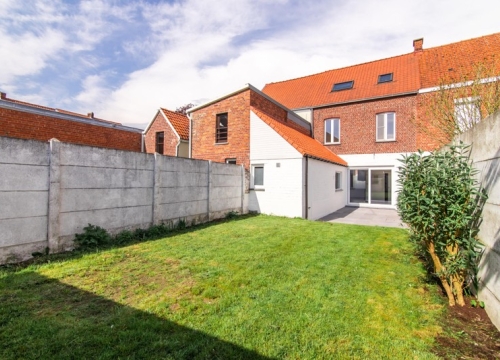 Gerenoveerde woning met 2-3 slaapkamers te Meulebeke