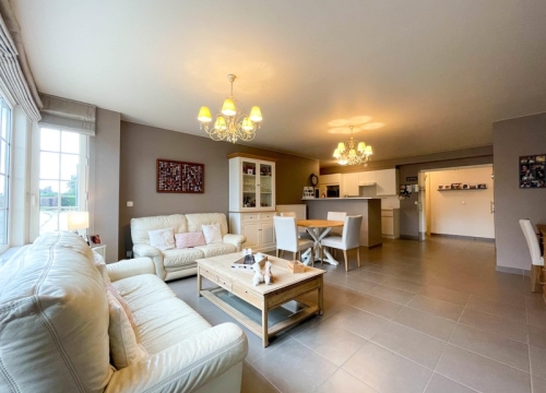 Modern appartement met 2 slaapkamers, terras en garage op centrale ligging te Wakken!
