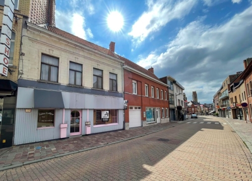 Te renoveren handelshuis in centrum Tielt