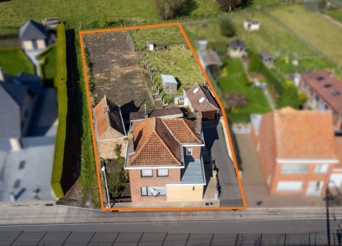 Op te frissen alleenstaande woning met tal van mogelijkheden te Zarren!