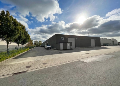 Recente loods met bijhorende parkeerplaats op ideale locatie te Meulebeke!