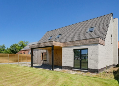 Prachtig gerenoveerde alleenstaande woning te Beernem!