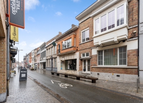 Ruim te renoveren handelshuis in de winkelstraat van Izegem!