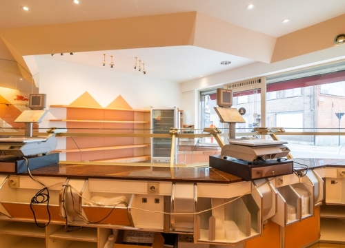 Veelzijdig handelspand met woonst & garage te Tielt!