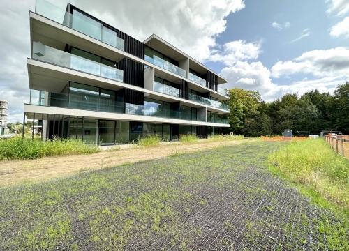 Energiebewust nieuwbouwappartement met 2 slaapkamers, terras en garage in de groene omgeving van Izegem!