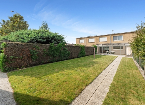 Op te frissen woning met 4 slaapkamers & 2 garages vlakbij centrum Roeselare!