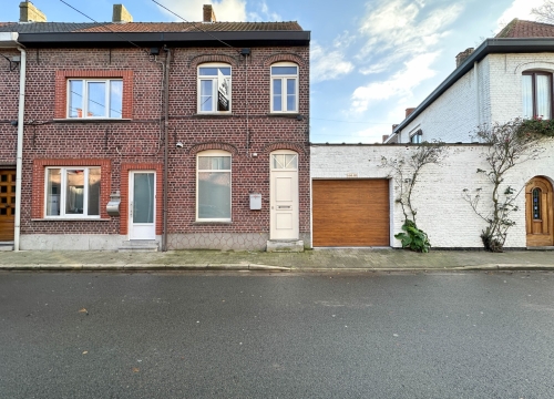 Gerenoveerde woning met drie slaapkamers & autostaanplaats te Roeselare!