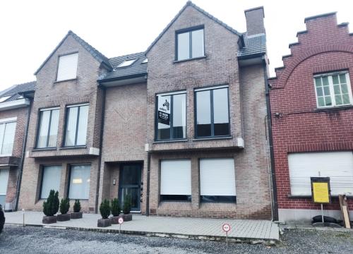 Instapklaar duplex-appartement met 3 slaapkamers & garage te Oostrozebeke!