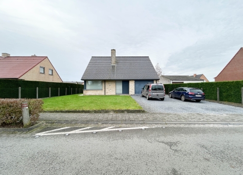 Instapklare en vrijstaande woning met 4 slaapkamers en garage te Zwevezele!