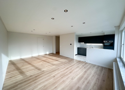Instapklaar & gerenoveerd appartement met 2 slaapkamers én garage te Bredene!