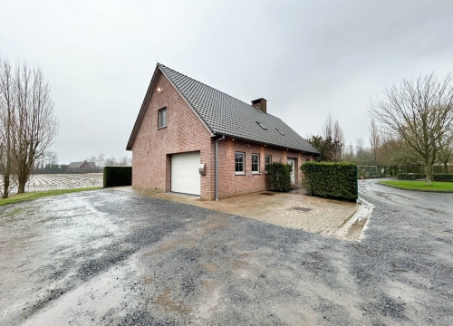 Instapklare & vrijstaande woning met 3 slaapkamers nabij het centrum van Pittem!