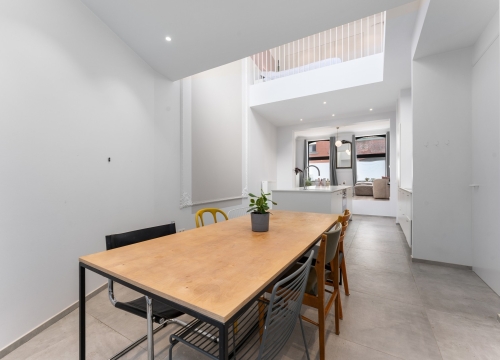 Kwalitatief gerenoveerde woning met parkeermogelijkheden te centrum Roeselare!