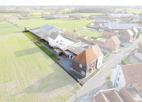Ruime te renoveren HOB met 4 slaapkamers en unieke vergezichten te Aarsele!
