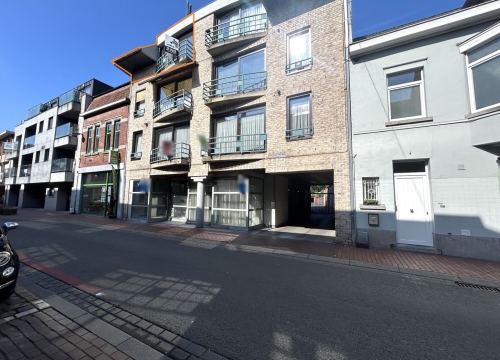 Instapklaar tweeslaapkamerappartement met garage & kelder in centrum Roeselare!