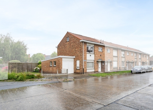 Op te frissen HOB met 3 slaapkamers, garage & tuin vlakbij Roeselare-centrum!