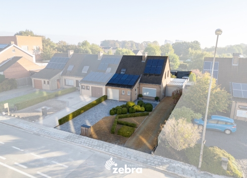 Volledig instapklare halfopen bebouwing met 3 slaapkamers & 2 garages te Ingelmunster!