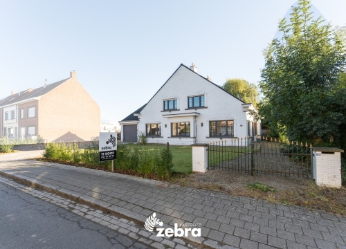 Gerenoveerde alleenstaande woning op ruim perceel te Outrijve!