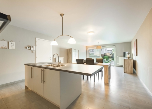 Instapklaar gelijkvloers appartement met tuin en uitweg te Tielt!