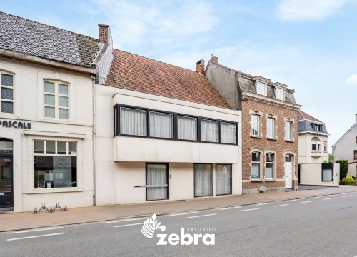 Op te frissen woning met vier slaapkamers en dubbele garage te Meulebeke!