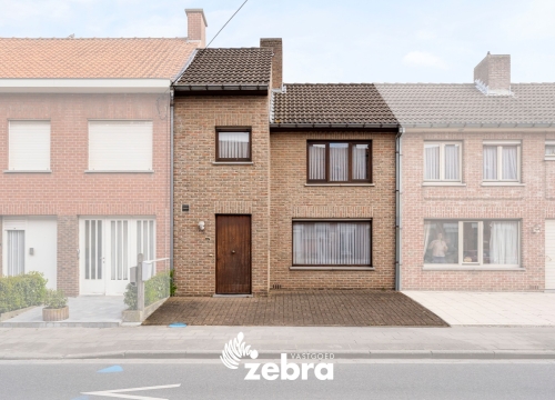 Licht op te frissen woning met drie slaapkamers, garage en uitweg te Rumbeke!
