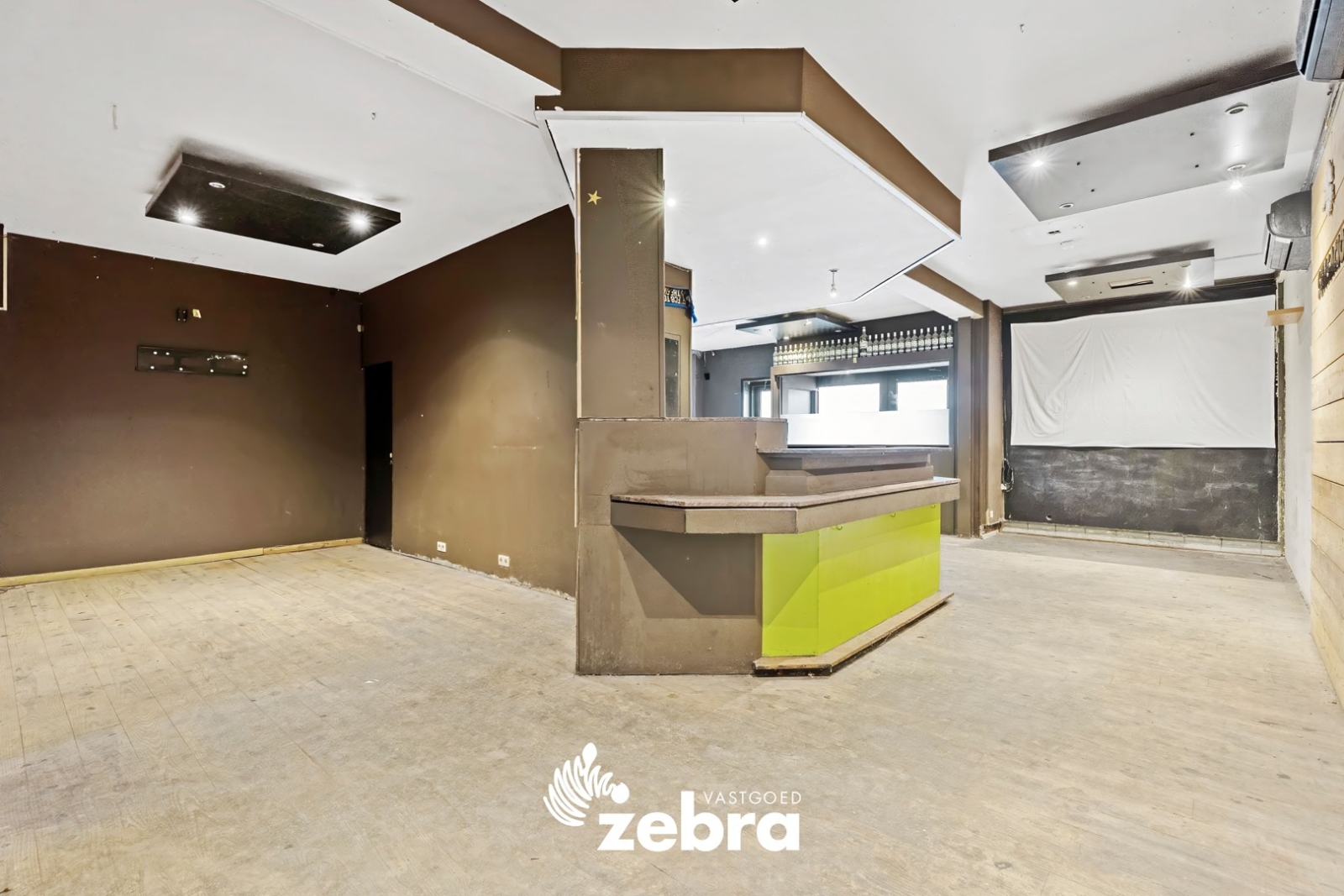 Ruim handelspand met duplex-appartement gelegen op een commerciële ligging te Kuurne!