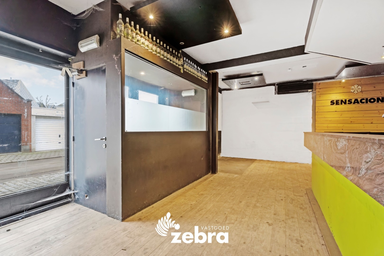 Ruim handelspand met duplex-appartement gelegen op een commerciële ligging te Kuurne!