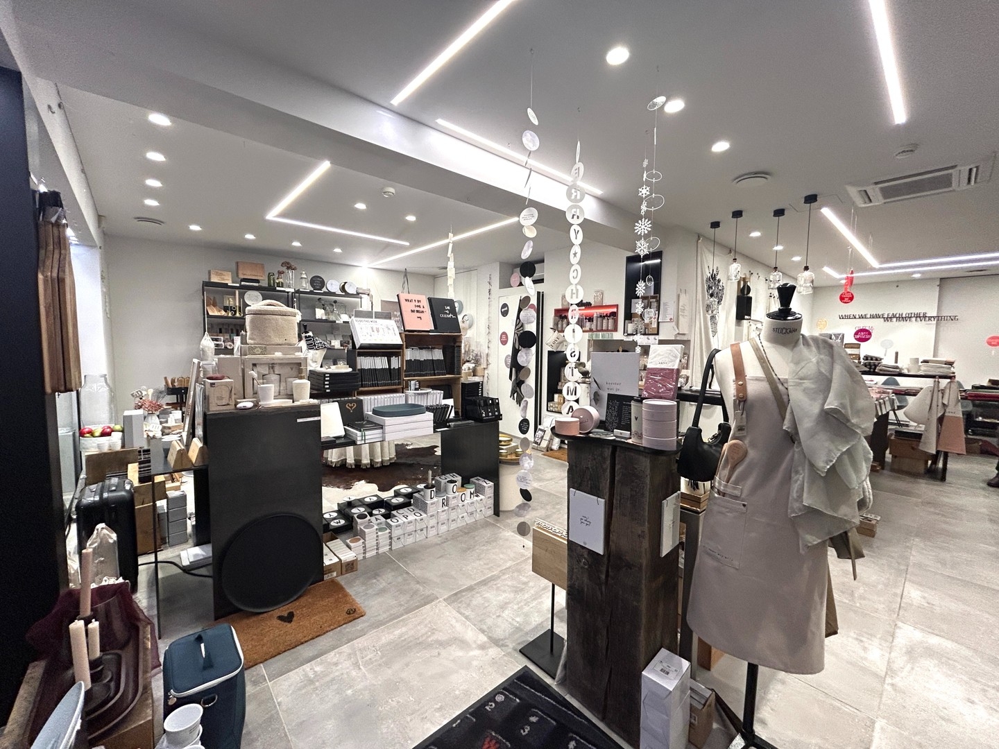 Ruim handelspand op commerciële topligging te Tielt!