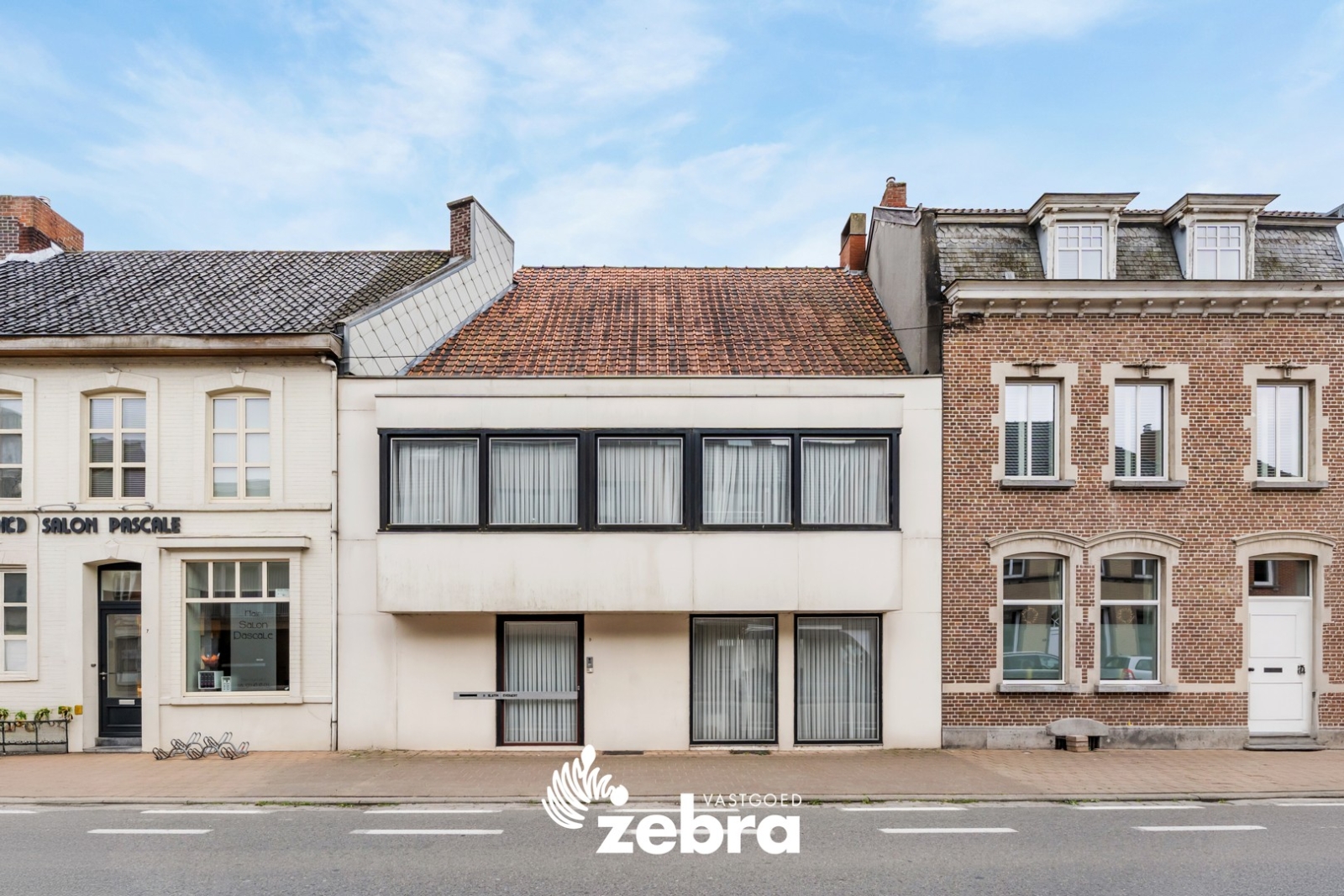 Op te frissen woning met vier slaapkamers en dubbele garage te Meulebeke!