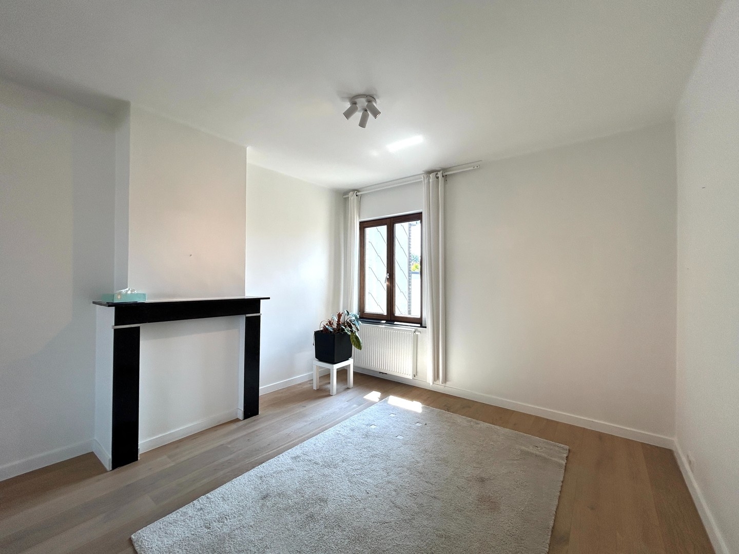 Instapklare woning met commerciële ruimte, tuin & garage te centrum Tielt!