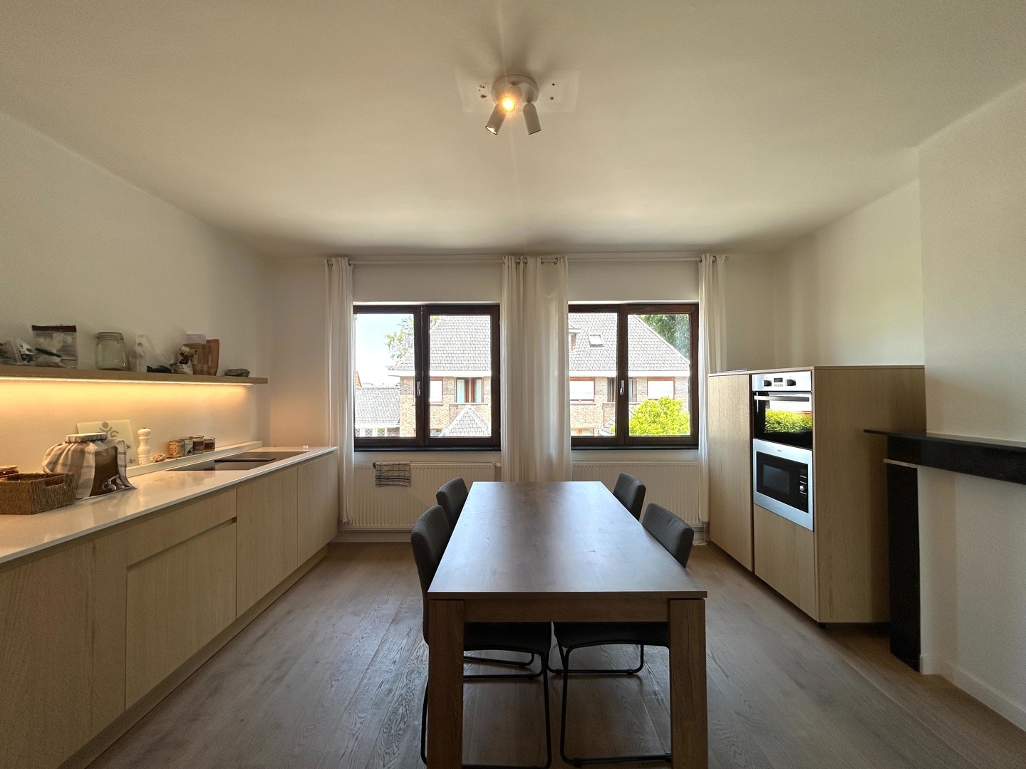 Instapklare woning met commerciële ruimte, tuin & garage te centrum Tielt!