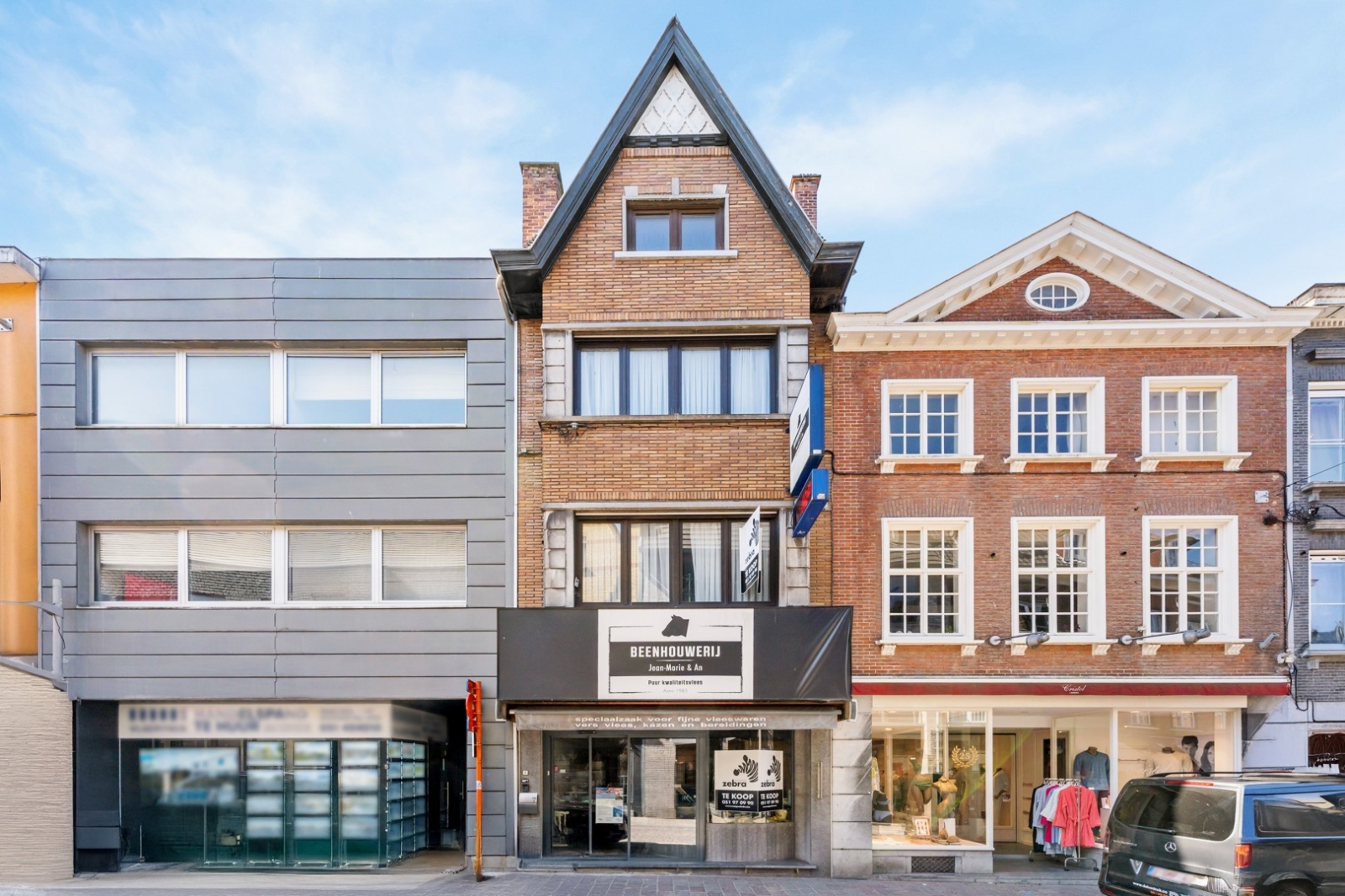 Uitgebreid handelspand met woonst in het hart van Tielt!